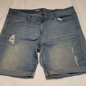 Mid rise Bermuda shorts